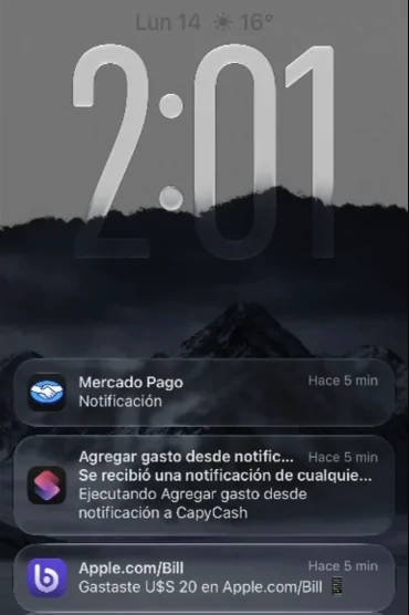 Notificaciones del celular que muestran cómo un pago se convierte en un gasto de CapyCash